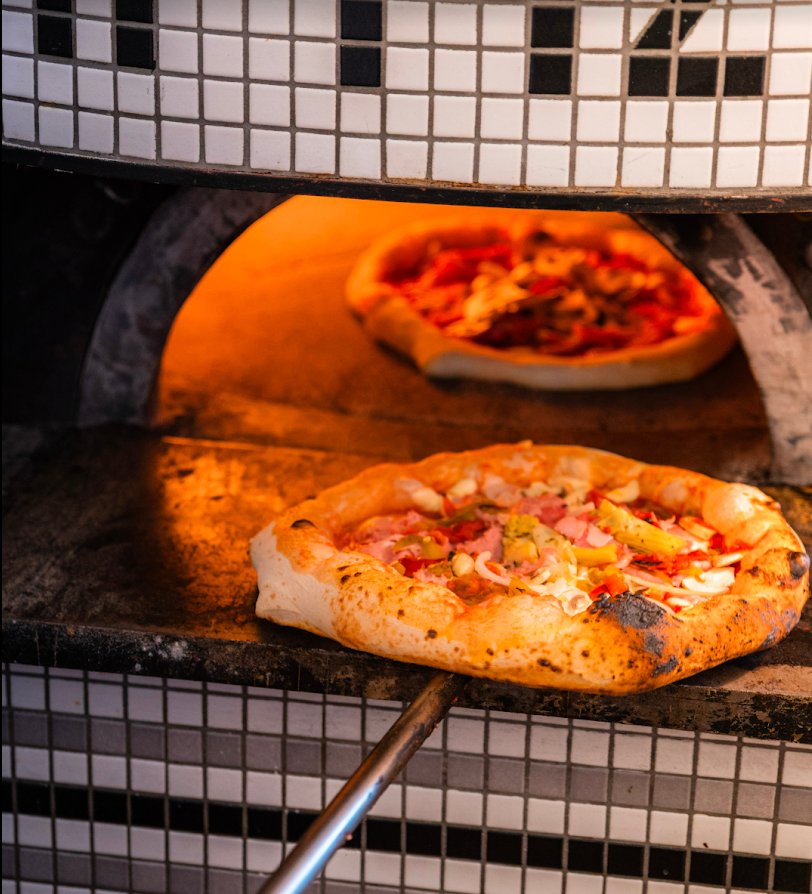 Pizza au four à bois