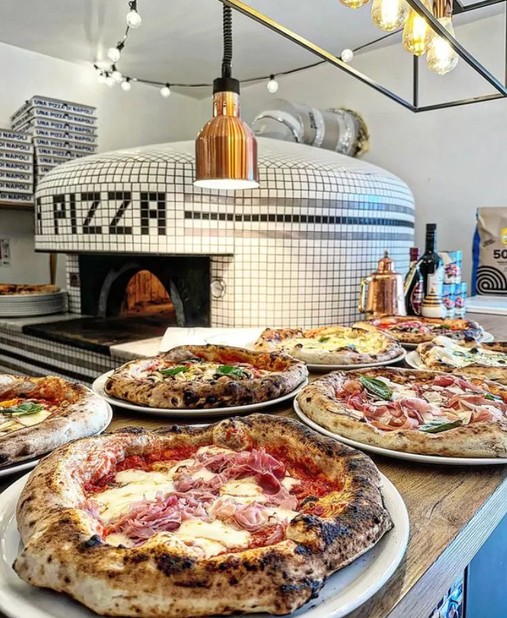 Pizzas devant le four
